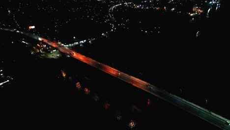 Luftbildfahrzeuge-Fahren-Nachts-Auf-Der-Rupsha-Brücke-Vorbei,-Khulna,-Bangladesch