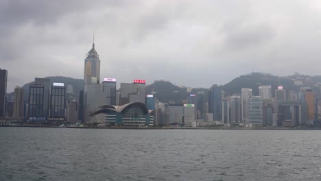 Victoria-Harbour-and-Hong-Kong-skyline-on-cloudy-day,-wide-static-view