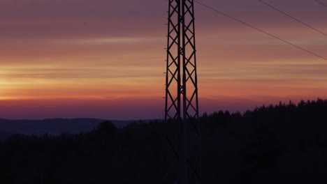 Mittlere-Aufnahme-Eines-Strommastes-Bei-Sonnenaufgang