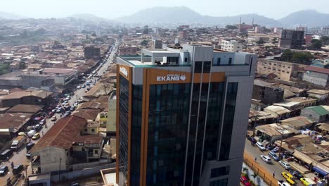 Ekang-Wolkenkratzergebäude-Mit-Blick-Auf-Yaoundé,-Kamerun---Luftaufnahme