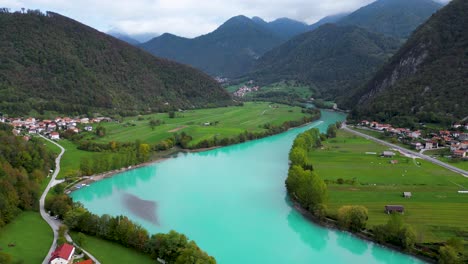 Soca-Flusstal-In-Wunderschöner-Slowenischer-Landschaft---Luftaufnahme
