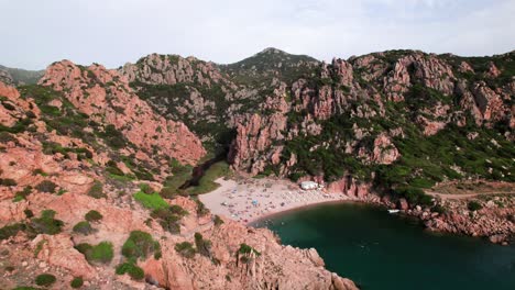 Luftaufnahme-Eines-Abgelegenen-Strandes-In-Einer-Felsenküstenbucht-Auf-Sardinien,-Italien