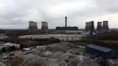 Aerial-view-panning-across-coal-fired-power-station-site,-Fiddlers-Ferry-smokestack-overcast-skyline