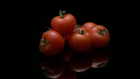 Kurzes-Produkt,-Aufgenommen-In-Einem-Studio-Mit-Ein-Paar-Tomaten