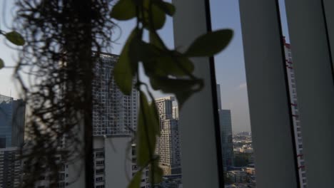 Bangkok-skyscraper-reflects-sun,-blue-sky