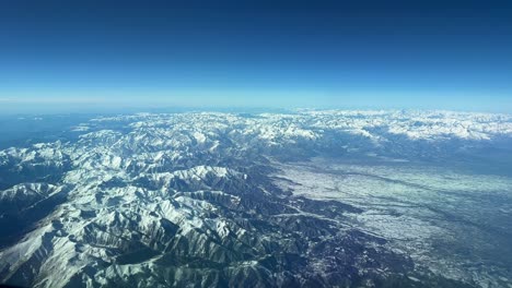 Espectacular-Vista-Aérea-De-Las-Montañas-De-Los-Alpes-Franceses-Del-Noroeste-De-Italia,-Nevadas,-En-Una-Fría-Mañana-De-Invierno,-Grabada-Desde-Una-Cabina-De-Avión-Que-Volaba-A-12000-M-De-Altura