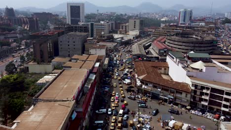 Calles-Concurridas-En-La-Ciudad-Capital-De-Yaundé,-Camerún---Vista-Aérea-De-Drones
