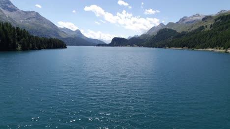 Vuelo-Aéreo-Sobre-El-Tranquilo-Lago-Sils-En-Silsersee,-Suiza