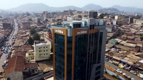 Ekang-Geschäftsgebäude-In-Der-Innenstadt-Von-Yaoundé,-Kamerun