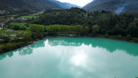 Wunderschöne-Landschaft-Des-Bleder-Sees-In-Den-Slowenischen-Alpen,-Luftdrohne