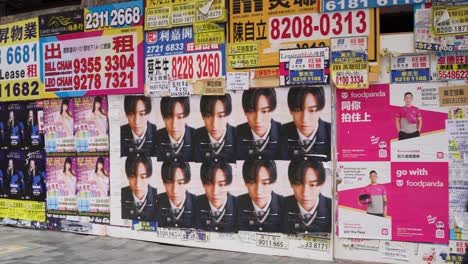 Mietanzeigen-Und-Poster-In-Tsim-Sha-Tsui-Auf-Der-Straße-Und-Asiatische-Fußgänger-Mit-Gesichtsmasken-Im-Umlauf