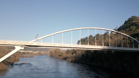 Luftaufnahme-Beim-Aufstieg-über-Einen-Fluss-Und-Eine-Brücke-Im-Fluss-Miño-In-Spanien