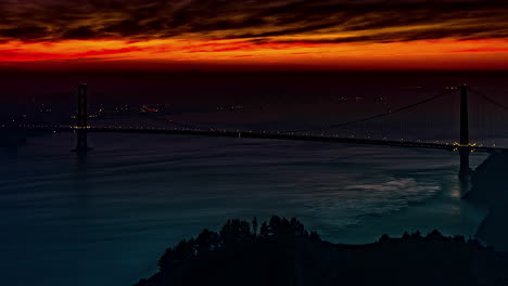 Golden-Gate-Bridge-Mit-Farbenfrohem,-Lebendigem-Sonnenuntergang-Im-Hintergrund,-Fusion-Zeitraffer