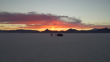 Abenteurer-Genießen-Die-Epischen-Farben-Des-Sonnenuntergangs-In-Den-Bonneville-Salt-Flats-In-Utah