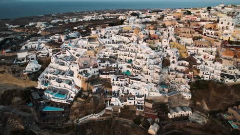 Luftaufnahme-Des-Resorts-Auf-Der-Insel-Santorini,-Dorf-Oia,-Griechenland