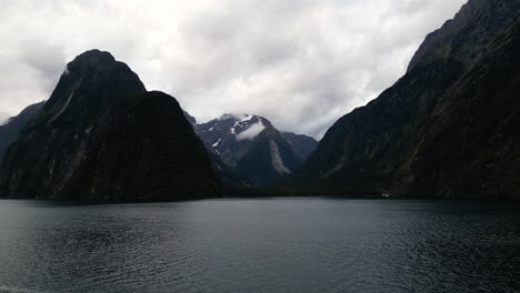 Moody-drone-shot-in-dramatic-Milford-Sound,-Fiordland-National-Park,-New-Zealand