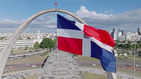 Primer-Plano-De-La-Bandera-Ondeando-En-El-Viento,-Plaza-De-La-Bandera-En-La-Ciudad-De-Santo-Domingo,-República-Dominicana