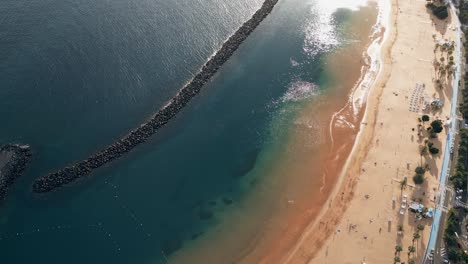 Luftaufnahme-Des-Magischen-Sandstrandes-Von-Teresitas-Und-Der-Blauen-Meereslandschaft,-Teneriffa,-Spanien