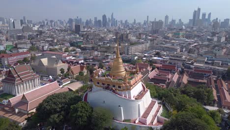 Wundervoller-Luftbildflug-Bangkok-Tempel-Thailand-Wat-Saket-Golden-Mount,-Sonniger-Tag-2022