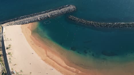Luftaufnahme-Des-Magischen-Sandstrandes-Von-Las-Teresitas-Und-Der-Blauen-Meereslandschaft,-Teneriffa,-Spanien