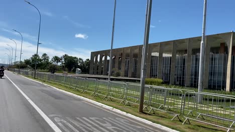 Vorbeifahrt-Am-Außenministerium-Auf-Der-Esplanade-Brasilia-In-Der-Brasilianischen-Hauptstadt