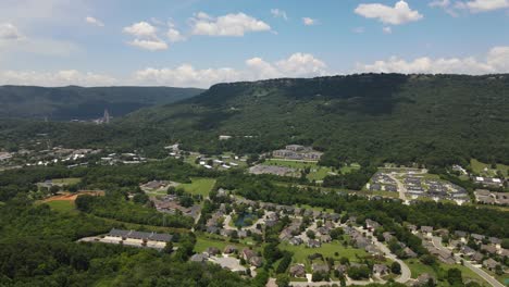 Private-living-estates-of-Chattanooga-town,-aerial-pan-right-view
