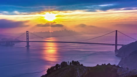 Bright-sunshine-and-fog-above-Golden-Gate-Bridge-in-California,-fusion-time-lapse