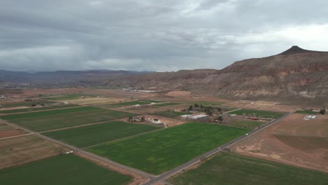 Vista-Aérea-De-La-Formación-Rocosa-Del-Pezón-De-Mollie-Sobre-El-Valle-Y-El-Paisaje-De-Utah-Usa,-Disparo-De-Drones