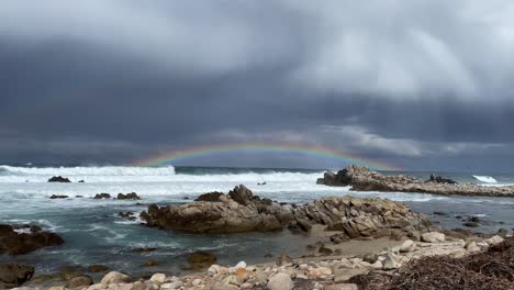 Regenbogen-Am-Horizont-An-Einem-Stürmischen-Tag-Vom-Strand-Aus-Gesehen