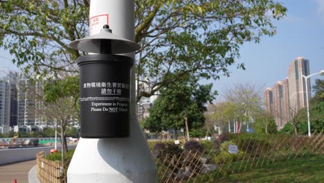 Experimento-De-Filtro-De-Calidad-Del-Aire-Atado-A-Una-Farola-En-Un-Parque-Local-En-Tseung-Kwan-O,-Hong-Kong
