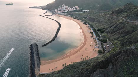 Foto-Panorámica-De-La-Amplia-Bahía-De-Arena-De-Teresitas,-Tenerife,-España