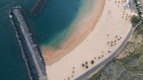 Vogelperspektive-Des-Einzigartigen-Piers-Am-Sandstrand-Von-Teresitas,-Teneriffa,-Spanien