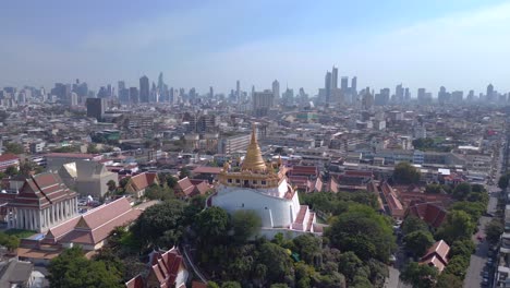 Wunderschöner-Luftbildflug-Bangkok-Tempel-Thailand-Wat-Saket-Golden-Mount,-Sonniger-Tag-2022