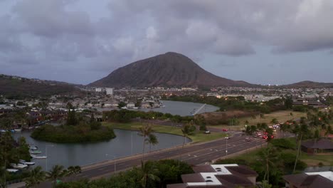 Dämmerungsrückzug-Des-Dunstigen-Hawaii-Kai-Marina,-Koko-Head-Mountain-Im-Hintergrund