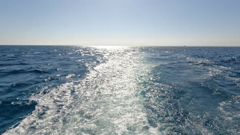 Blick-Auf-Das-Kielwasser-Hinter-Einem-Motorboot-Während-Einer-Reise-Auf-Dem-Roten-Meer---Zeitlupe