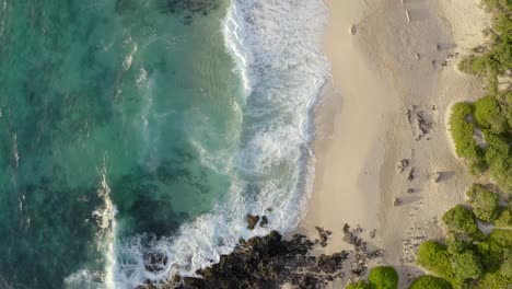Wellen-Aus-Der-Vogelperspektive-Krachen-Am-Tropischen-Strand-In-Makapuu,-Oahu,-Hawaii