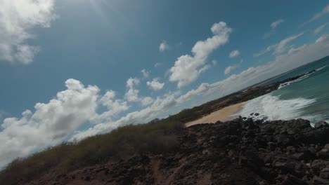 Schnelles-Und-Niedriges-FPV-Drohnenvideo,-Das-über-Den-Felsenstrand-In-Maui,-Hawaii,-Fliegt