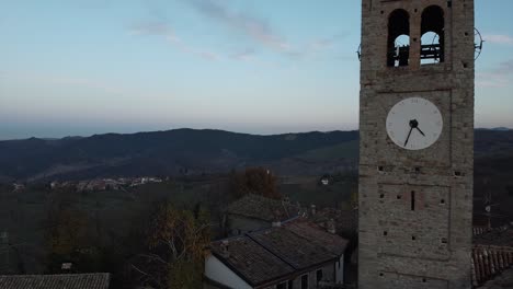 Luftaufnahme-über-Einem-Alten-Glockenturm-Steinmonument-In-Der-Stadt-Fortunago,-Italien
