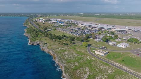 Drohnenaufnahme-Der-Idyllischen-Küste-Und-Des-Flughafens-Der-Dominikanischen-Republik-An-Einem-Sonnigen-Tag