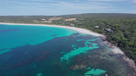 Luftaufnahme-Der-Bunker-Bay-In-Westaustralien,-Die-Die-Schönheit-Und-Lebendige-Farbe-Des-Wassers-Und-Des-Einheimischen-Busches-Zeigt