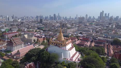 Visión-General-Del-Horizonte-Fantástica-Vista-Aérea-Vuelo-Bangkok-Tempel-Tailandia-Wat-Saket-Monte-Dorado,-Día-Soleado-2022