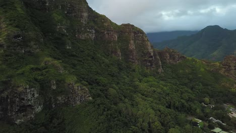 Luftaufnahme-über-Die-Wanderung-Des-Hockenden-Löwen-Und-Kaaawa-Hawaii-–-Lufttransportpfanne
