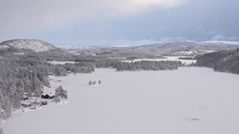 Luftpanoramablick-Auf-Die-Landschaft-In-Winterlicher-Atmosphäre