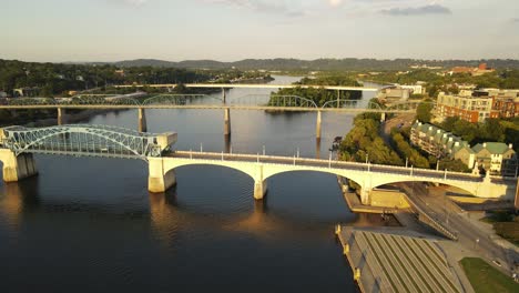Wunderschöne-Luftaufnahme-über-Der-Market-Street-Bridge-Und-Dem-Tennessee-River-In-Chattanooga
