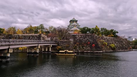 Blick-Auf-Den-Burggraben-Auf-Die-Berühmte-Burg-Osaka-In-Japan
