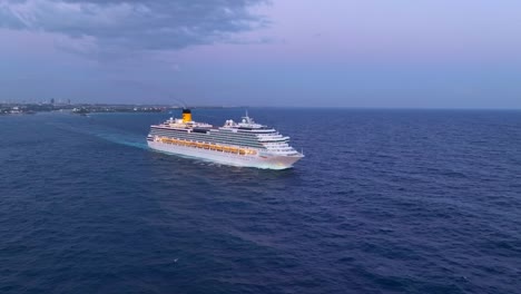 Costa-Pacifica-Kreuzfahrtschiff-Navigiert-Im-Karibischen-Meer-Mit-Dem-Hafen-Von-Santo-Domingo-Im-Hintergrund