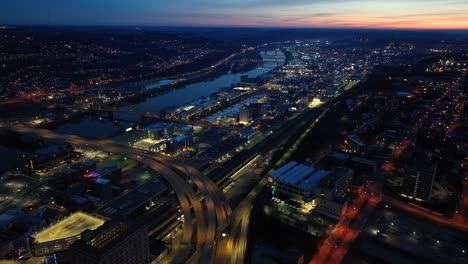 Verkehr-Und-Stadtrand-Von-Pittsburgh-PA-Bei-Nacht