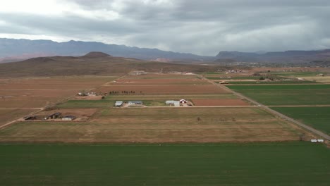 Vista-Aérea-De-Campos-De-Cultivo-Y-Edificios-De-Ranchos-En-El-Campo-De-Utah-Usa,-Disparo-De-Drones