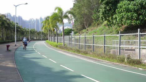 Menschen-Fahren-Mit-Dem-Fahrrad-An-Der-Uferpromenade-Tseung-Kwan-O-In-Hongkong