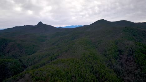Luftaufnahmen-Von-Table-Rock-Und-Hawksbill-Mountains-Mit-Mount-Mitchell,-North-Carolina-Im-Hintergrund